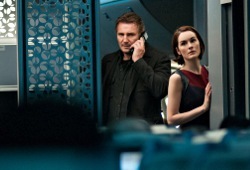 Liam Neeson e Michelle Dockery in Non-stop