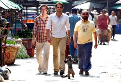 Ed Helms, Bradley Cooper e Zach Galifianakis in compagnia della scimmia Crystal in Una notte da leoni 2