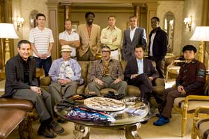 Casey Affleck, Scott Caan, Bernie Mac, Brad Pitt, George Clooney e Don Cheadle in piedi alle spalle di Eddie Jamison, Carl Reiner, Elliott Gould, Matt Damon e Shaobo Qin in una scena di Ocean's 13