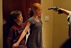 Garrett Ryan e Annalise Basso in una scena di Oculus