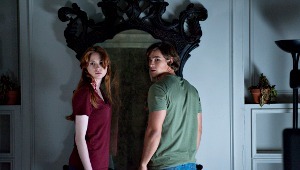 Karen Gillan e Brenton Thwaites in una scena di Oculus