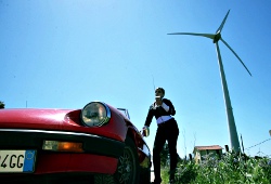 Barbara Cambrea in una scena di Onde Road