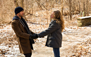 Aaron Paul e Amanda Seyfried in una scena di Padri e figlie