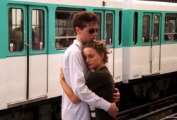 Melchior Beslon e Natalie Portman nell'episodio di Tom Tykwer dedicato a Faubourg-Saint Denis di Paris je t'aime