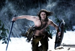 Karl Urban in una scena di Pathfinder