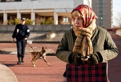 Bernadette Lafont in una scena di Paulette