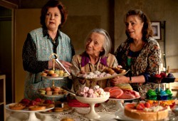 Dominique Lavanant, Franaçoise Bertin e Carmen Maura in Paulette