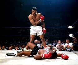 Muhammad Alì e Sonny Liston nella foto di Neil Leifer