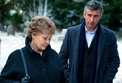 Judi Dench e Steve Coogan in Philomena