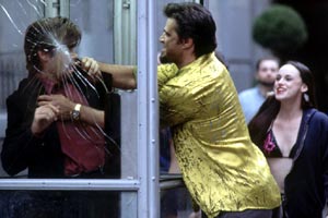 Colin Farrell e John Enos III con Arian Ash sullo sfondo in una scena di In linea con l'assassino