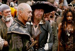 Chow Yun-Fat e Geoffrey Rush con Kevin McNally e Naomie Harris sullo sfondo in Pirati dei Caraibi - Ai confini del mondo