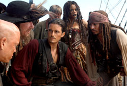 Orlando Bloom con Martin Klebba, Geoffrey Rush, Mackenzie Crook, Naomie Harris e Johnny Depp in Pirati dei Caraibi - Ai confini del mondo