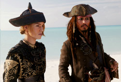 Keira Knightley e Johnny Depp in Pirati dei Caraibi - Ai confini del mondo