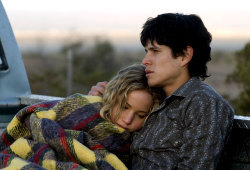 Jennifer Lawrence e J.D. Pardo in The Burning Plain