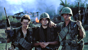 Willem Dafoe, Charlie Sheen e Tom Berenger in Platoon