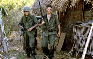 Charlie Sheen e Kevin Dillon in Platoon