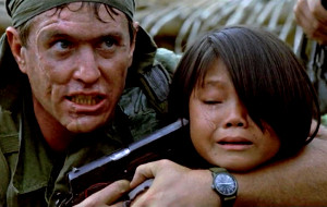 Tom Berenger in una scena di Platoon