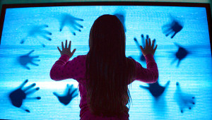 Kennedi Clements in una scena di Poltergeist