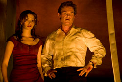 Emmy Rossum e Kurt Russell in Poseidon