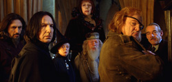 Alan Rickman e Brendan Gleeson. Alle loro spalle, Predrag Bjelac, Maggie Smith, Frances de la Tour, Michael Gambon e Roger Lloyd-Pack in una scena di Harry Potter e il Calice di Fuoco