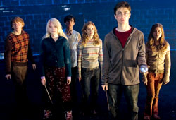 Rupert Grint, Evanna Lynch, Matthew Lewis, Emma Watson, Daniel Radcliffe e Bonnie Wright in una scena di Harry Potter e l'Ordine della Fenice