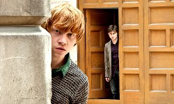 Rupert Grint con Daniel Radcliffe sullo sfondo in una scena diHarry Potter e i Doni della Morte - Parte I