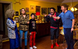 Anna Mazzamauro, Federica Lucaferri, Giulio Bartolomei, Enrico Brignano e Christian De Sica in una scena di Poveri ma ricchi