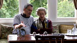 Il regista Stephen Frears con Helen Mirren sul set di The Queen