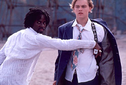 Harold Perrineau e Leonardo Di Caprio in Romeo + Giulietta