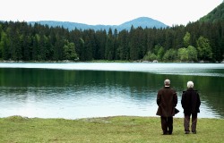 Toni Servillo e Nello Mascia in una scena di La ragazza del lago