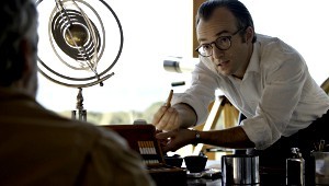 Jonathan Lambert con Alain Chabat di spalle in Reality
