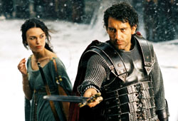 Keira Knightley e Clive Owen in King Arthur