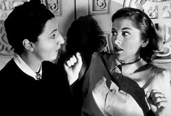 Judith Anderson e Joan Fontaine in Rebecca, la prima moglie