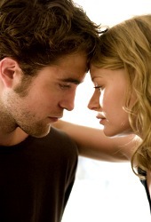 Robert Pattinson ed Emilie de Ravin in Remember Me