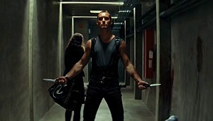 Jude Law con Alice Braga alle spalle in una scena di Repo Men