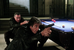Al Pacino con Robert De Niro sullo sfondo in una scena di Sfida senza regole