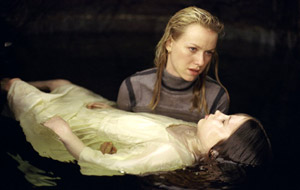 Naomi Watts e Daveigh Chase in The Chase