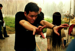 Il regista Hideo Nakata spiega una scena di The Ring 2 a Kelly Stables