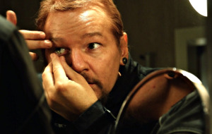 Julian Assange in una scena di Risk
