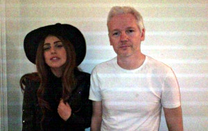 Lady Gaga con Julian Assange durante le riprese di Risk