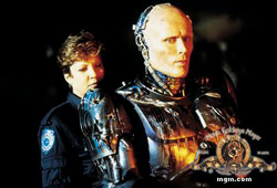 Nancy Allen e Peter Weller in Robocop