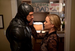 Joel Kinnaman e Abbie Cornish in RoboCop