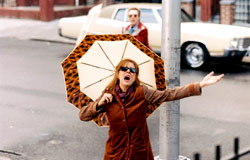 Susan Sarandon con Christopher Walken sullo sfondo in una scena di Romance & Cigarettes