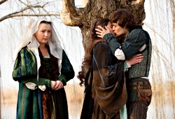 Lesley Manville, Hailee Steinfeld e Douglas Booth in Romeo & Juliet