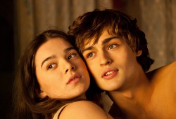 Hailee Steinfeld e Douglas Booth in Romeo & Juliet