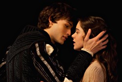 Douglas Booth e Hailee Steinfeld in Romeo & Juliet