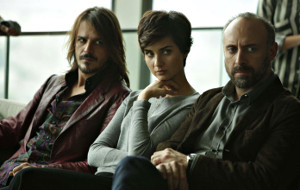 Mehmet Günsür, Tuba Buyukustun e Halit Ergenc in Rosso Istanbul