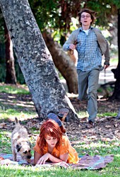 Zoe Kazan con Paul Dano sullo sfondo in una scena di Ruby Sparks