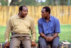 Paul Rusesabagina e Don Cheadle sul set di Hotel Rwanda