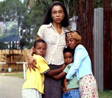 Sophie Okonedo in una scena di Hotel Rwanda